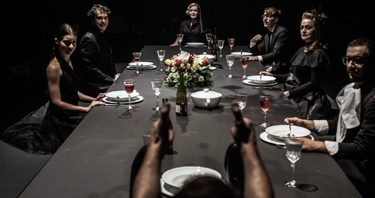 Στο Εθνικό Θέατρο με 8€: Νέα παράσταση, «Σ’ εσάς που με ακούτε» της Αναγνωστάκη, σε live streaming