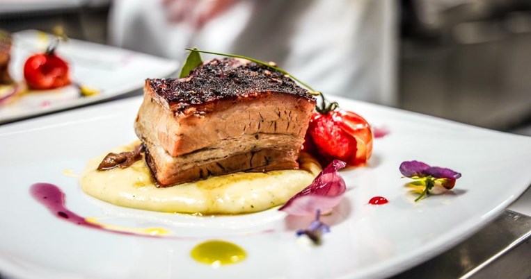 Το χοιρινό πιο αρωματικό από ποτέ: Φιλέτο με κρούστα αμυγδάλου & βότανα του σεφ Άγγελου Μπακόπουλου
