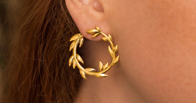 Το δάφνινο στεφάνι-γούρι του 2021 σε παντατίφ, βραχιόλια και σκουλαρίκια από τον οίκο ZOLOTA