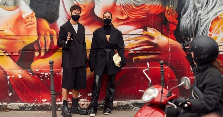 Η πιο άσχημη τάση στο τζιν παντελόνι επέστρεψε. Πώς θα τη φορέσεις αν θέλεις οπωσδήποτε να το κάνεις