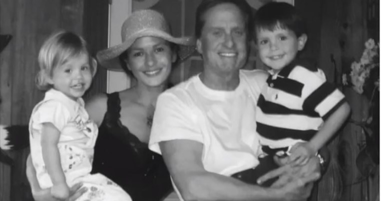 «Σε αγαπώ όπως τότε»: Η Κάθριν Ζέτα Τζόουνς ανέβασε βίντεο για τα 20 χρόνια γάμου με τον Ντάγκλας