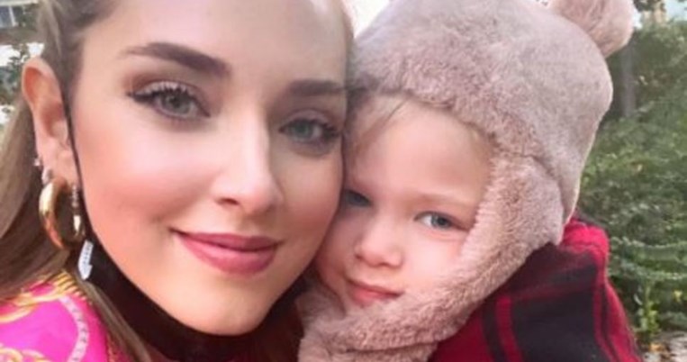 Ο γιος της το κοιτάζει ευτυχισμένος: To τεράστιο χριστουγεννιάτικο δέντρο της Κιάρα Φεράνι