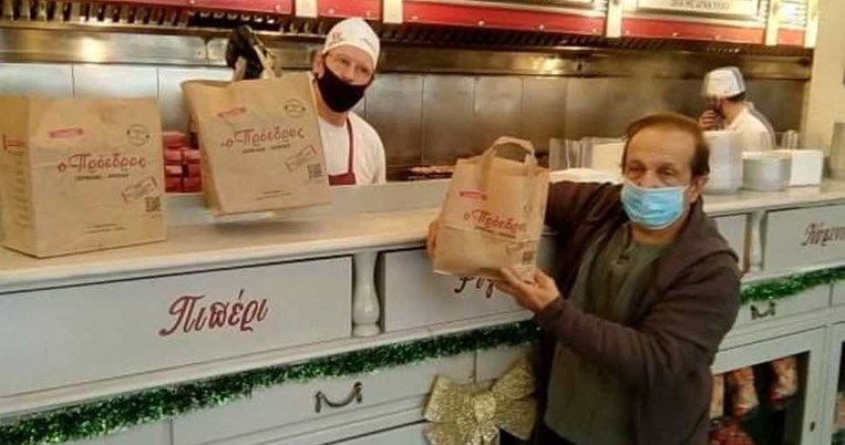 Ο Σπύρος Μπιμπίλας μοιράζει φαγητό σε ηθοποιούς: «Μακάρι να εκλείψουν οι άθλιες αυτές συνθήκες»