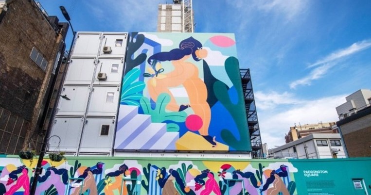 «Οι άνθρωποι ξαναενώνονται και συναντιούνται»: Το μήνυμα ενός έργου τέχνης πάνω σε ένα κτίριο 