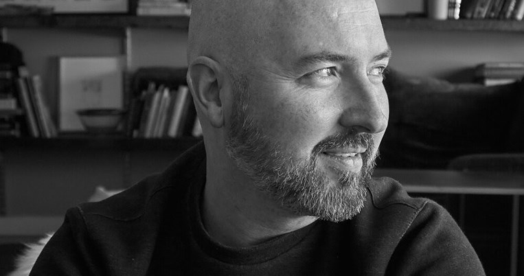 Μεγάλωσε με αλκοολική μητέρα, έμεινε ορφανός. Έγινε σχεδιαστής μόδας και βραβευμένος συγγραφέας 