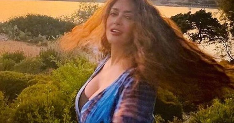 Μαζί και ευτυχισμένοι: Ο Φρανσουά Πινό σηκώνει στους ώμους του τη Σάλμα Χάγιεκ και την κόρη τους