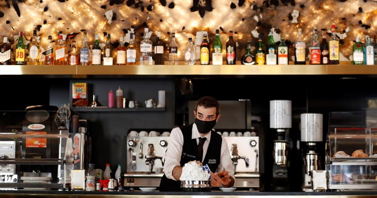 Mπαρ στην Ιταλία απαγορεύει δια ροπάλου να μιλάς για τον κορονοϊό για όσο βρίσκεται εκεί