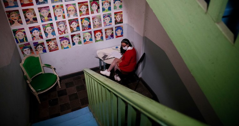 Η 27χρονη Λωξάνδρα, με σύνδρομο Down, έστησε μια έκθεση στο κλιμακοστάσιο του σπιτιού της 