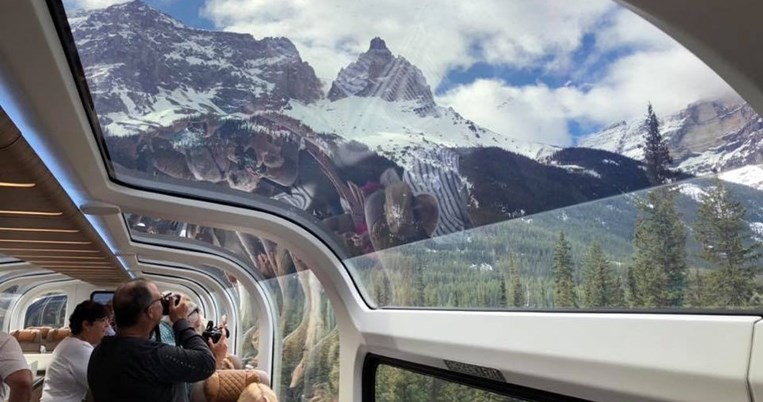 Το τρένο με τη γυάλινη οροφή μάς βυθίζει στην ανυπέρβλητη ομορφιά της φύσης του Καναδά