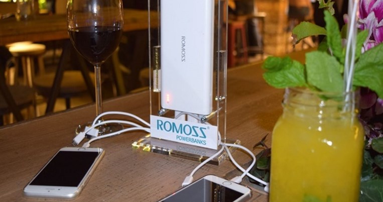 Υπέροχα νέα. Ο πρώτος φορτιστής κινητών για cafe και bar έχει ελληνική υπογραφή