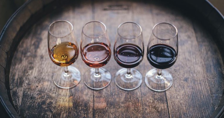 «Άνοιξε τα σύνορα»: Τα tips των σομελιέ για να επιλέγεις σωστά κρασί στο σούπερ μάρκετ 