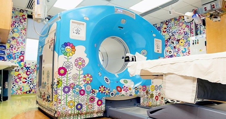 O σπουδαίος καλλιτέχνης Τakashi Murakami μεταμορφώνει αίθουσα νοσοκομείου με τα λουλούδια του