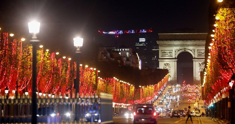 Φωταγωγήθηκαν για τα Χριστούγεννα τα πανέμορφα Ηλύσια Πεδία στο Παρίσι. Πρώτη φορά χωρίς κόσμο