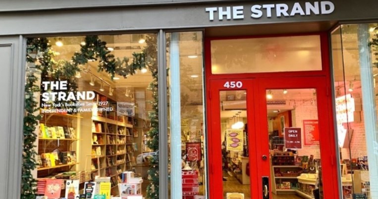 Strand Bookstore: Το θρυλικό νεοϋορκέζικο βιβλιοπωλείο έχει «πρωταγωνιστήσει» στο Sex & The City