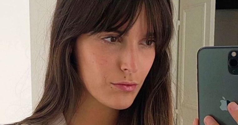 Οι αφέλειες πέθαναν, ζήτω οι αφέλειες: Η νέα, εύκολη τάση στα μαλλιά είναι τέλεια για το lockdown