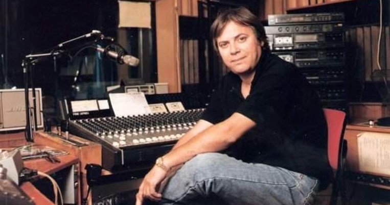 «Πεντέμισι χρονών πήγαινα στο Παγκράτι με τα πόδια να χαζέψω 45άρια δισκάκια σε μια βιτρίνα»