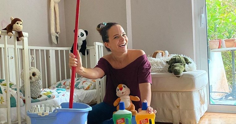 «Η Σ. ανακοίνωσε όλο χαρά πως παρήγγειλε από το Ίντερνετ ηρεμιστικά "φυτικά και απολύτως ασφαλή"»