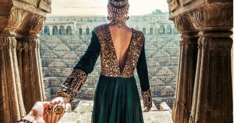 Ο φωτογράφος που «ακολουθεί» τη σύζυγό του ανά τον κόσμο αποκάλυψε πώς το κάνει. 