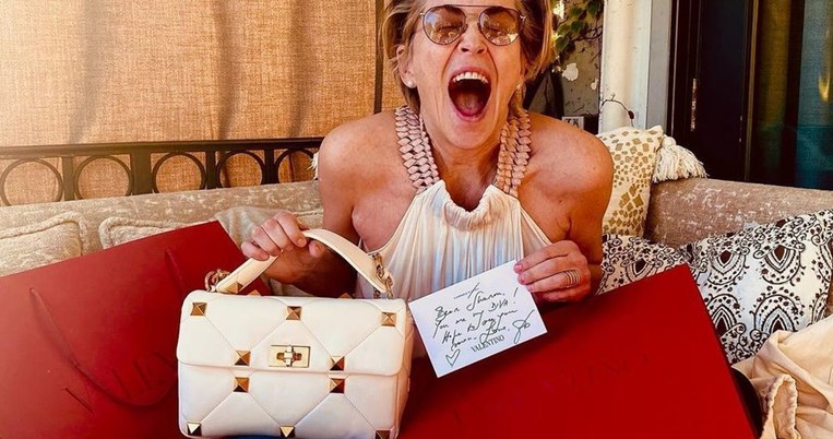 Η 62χρονη Σάρον Στόουν καλλίγραμμη και αισθησιακή σε νέα φωτό: «Είμαι ευγνώμων που κάνω μόντελινγκ» 