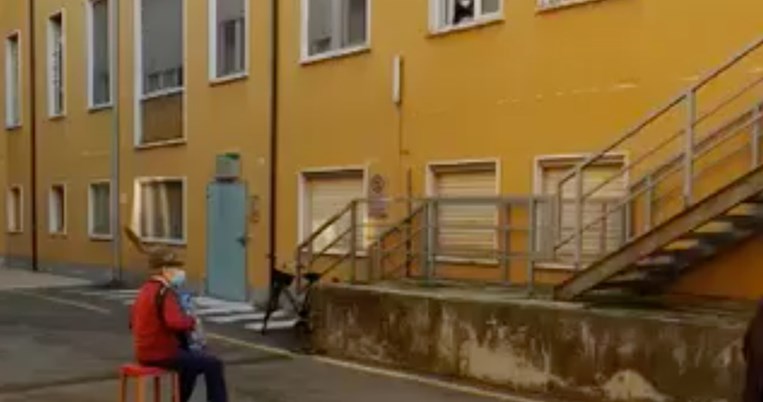 Στην αυλή του νοσοκομείου: 81χρονος Ιταλός κάνει καντάδα στη γυναίκα του που πεθαίνει 