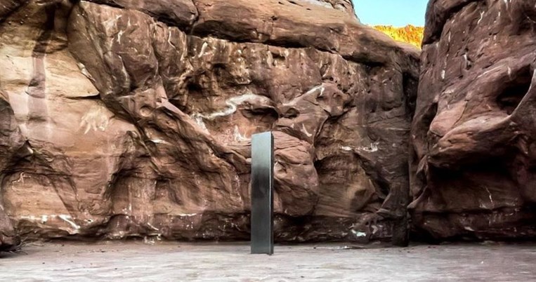 Μυστήριο στην έρημο της Γιούτα: Παράξενη μεταλλική στήλη εμφανίζεται ξαφνικά, έπειτα εξαφανίζεται 