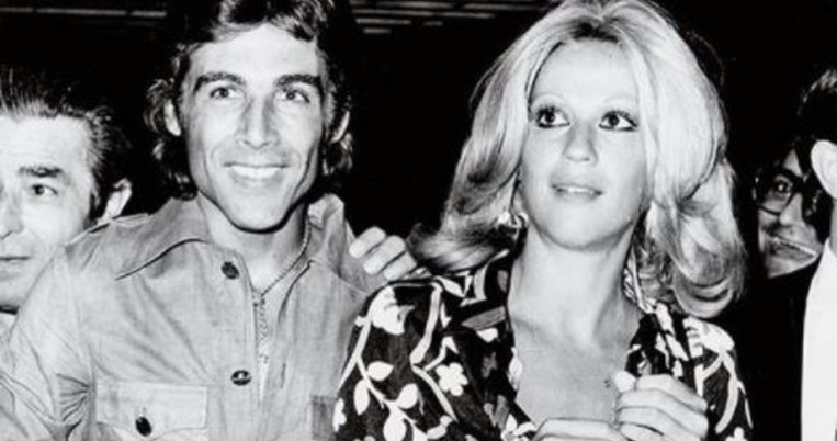 Όταν φλέρταραν στη Νεράιδα: Ο Τόλης Βοσκόπουλος αγκαλιά με τη Γερμανίδα σταρ Μπάρμπαρα Μπουσέ