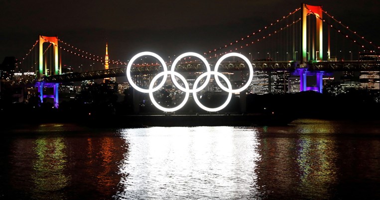 «Πλησιάζουν οι Αγώνες»: Οι τεράστιοι Ολυμπιακοί Κύκλοι πήραν ξανά τη θέση τους στον κόλπο του Τόκιο