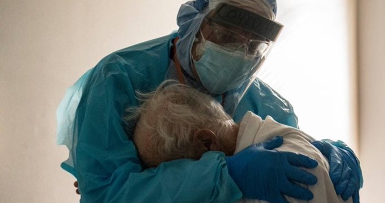 Η ανυπόφορη μοναξιά του κορονοϊού: Η ιστορία μιας σπαρακτικής, viral αγκαλιάς γιατρού-ασθενή