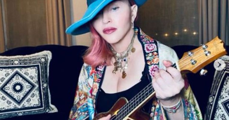 Έπαιξαν πιάνο, κιθάρα και σκάκι: H Μαντόνα ποζάρει αγκαλιά με τα 6 παιδιά της 