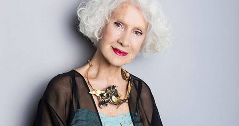 Το γούρι της νέας χρονιάς της Καίτης Ταζεδάκη: Το τσούγκρισμα των ποτηριών ως μήνυμα αισιοδοξίας