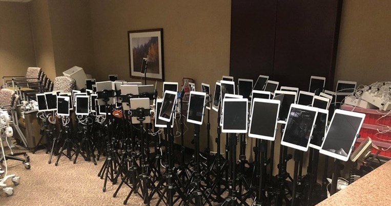 Με τάμπλετ το τελευταίο αντίο των συγγενών έξω από ΜΕΘ: Μια ανατριχιαστική εικόνα 