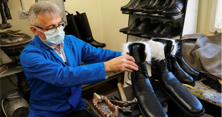 Tσαγκάρης στην Τρανσυλβανία φτιάχνει μπότες Νο75 για να κρατιούνται οι αποστάσεις λόγω κορονοϊού 