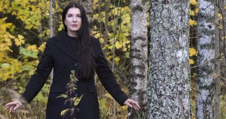 Φτάνοντας στο υψηλότερο επίπεδο συνείδησης: «Παραπονεθείτε σε ένα δέντρο» λέει η Μαρίνα Αμπράμοβιτς
