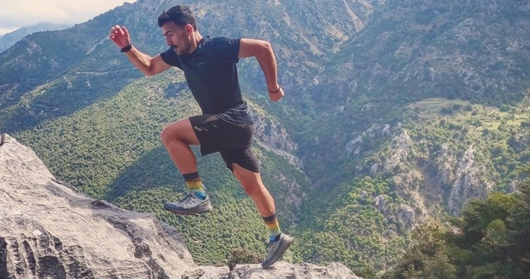 Τρέχοντας 100 χλμ σε έναν διάδρομο γυμναστικής για την οικονομική ενίσχυση του Αρκτούρου