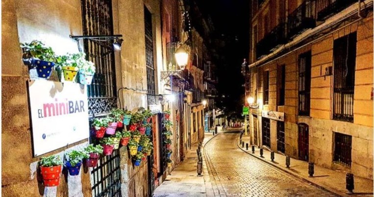 Πληρώνεις από πριν τα ποτά που θα πιείς μετά την καραντίνα: Μπαρ στη Μαδρίτη βρίσκει λύση 