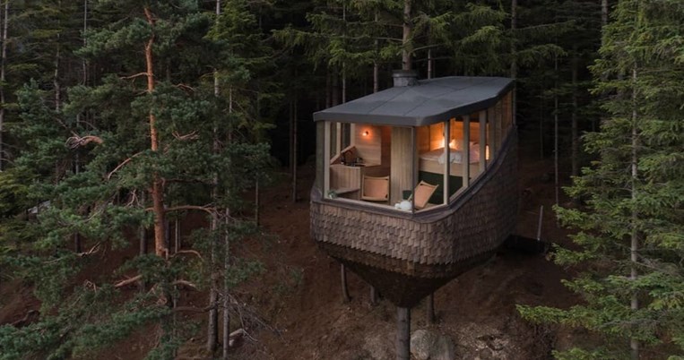 Μακριά από τον πολιτισμό: Πώς είναι να κοιμάσαι σε μία καμπίνα πάνω από το νορβηγικού δάσους;
