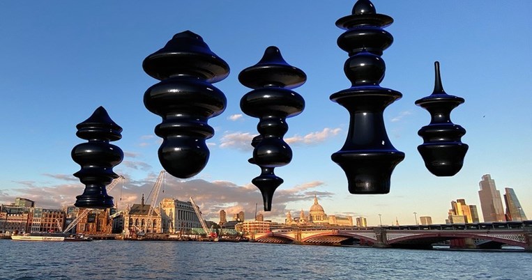 Aναζητώντας το απροσδόκητο: 30 ψηφιακά έργα τέχνης αιωρούνται στον ουρανό του Λονδίνου