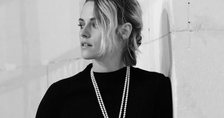 Κρίστεν Στιούαρτ, η μοναδική καλεσμένη στη νέα επίδειξη του οίκου Chanel: Το απόλυτο outfit