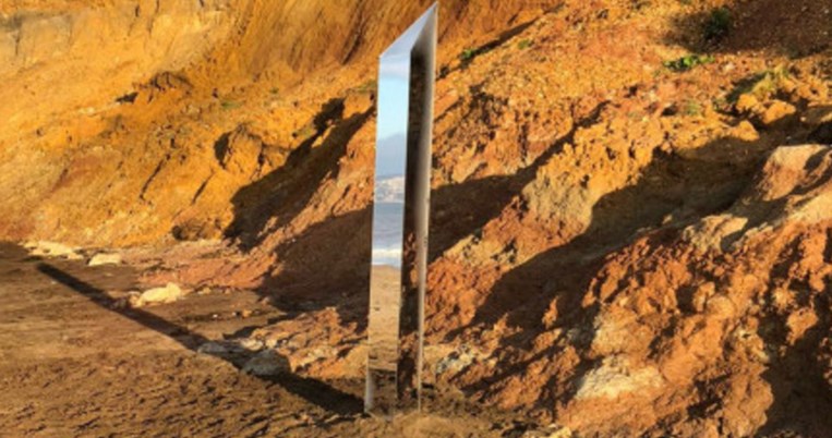 Κι άλλος μυστηριώδης μονόλιθος εμφανίστηκε στη μέση του πουθενά, σε παραλία της Αγγλίας