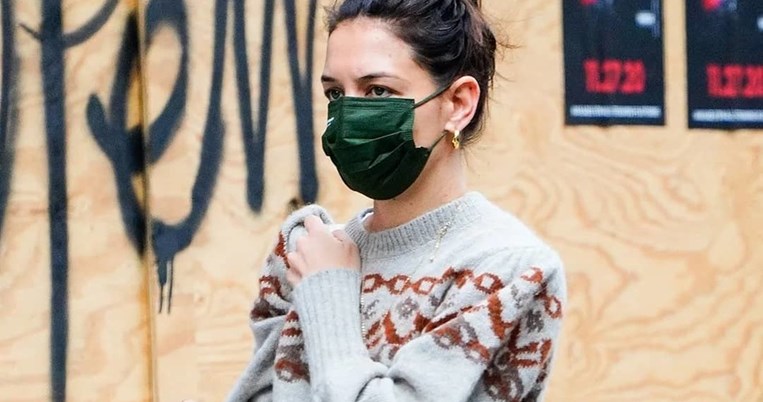 Γιατί το skinny τζιν της Κέιτι Χολμς είναι το πιο σύγχρονο ντένιμ παντελόνι που μπορείς να φορέσεις