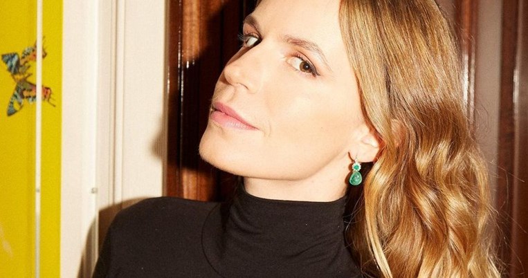 Μέσα στο υπέρκομψο, λονδρέζικο σαλόνι της Ευγενίας Νιάρχου κυριαρχεί το τζάκι και τα βιβλία