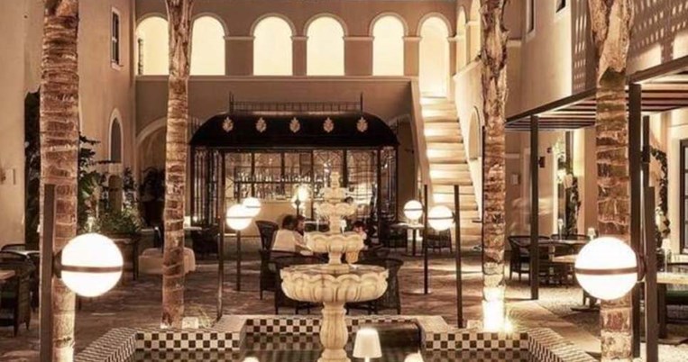 O Μποτρίνι σε νέο εστιατόριο στη Σαντορίνη: «Στον εσωτερικό κήπο παλιού καθολικού μοναστηριού»