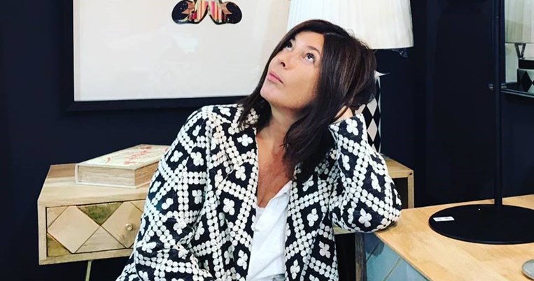 Στα άδεια, χειμωνιάτικα σοκάκια της Πάρου: H μοναχική βόλτα της Σοφίας Αλιμπέρτη στη Νάουσα