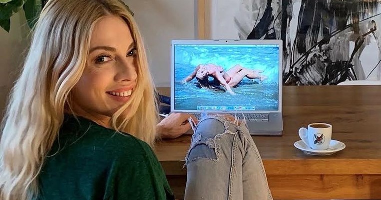 Mε υπέροχο μπαλκόνι και την Ακρόπολη πιάτο: Μέσα στο ζεστό και φιλόξενο σπίτι της Σμαράγδας Καρύδη 