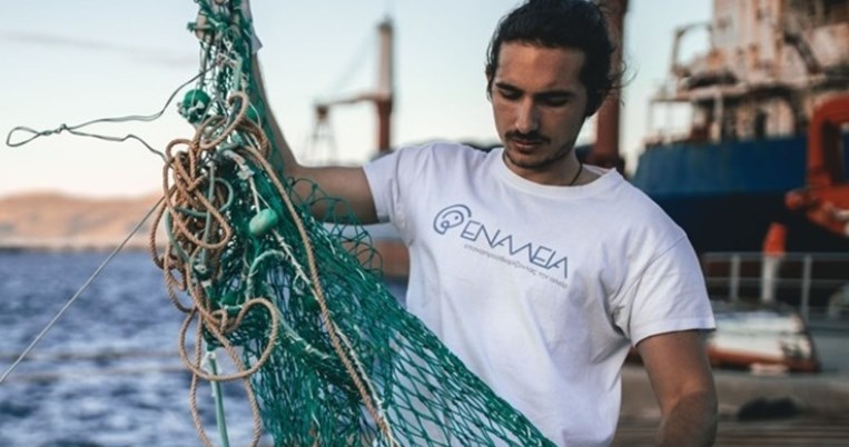 Ο 26χρονος Έλληνας που εκπαίδευσε τους ψαράδες να συλλέγουν τα πλαστικά σκουπίδια από τα δίχτυα 