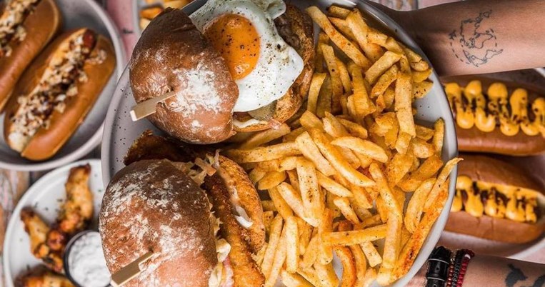 The Spotted Pig: Κάτι κολασμένα burger στο Θησείο εμφανίστηκαν ξαφνικά μπροστά μου