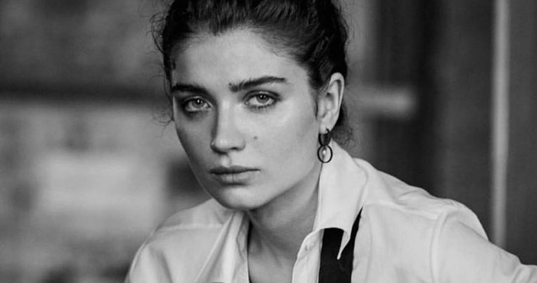 H σπάνια, μυστηριώδης γοητεία της 29χρονης κόρης του Μπόνο, Ιβ Χιούσον, που είναι ηθοποιός