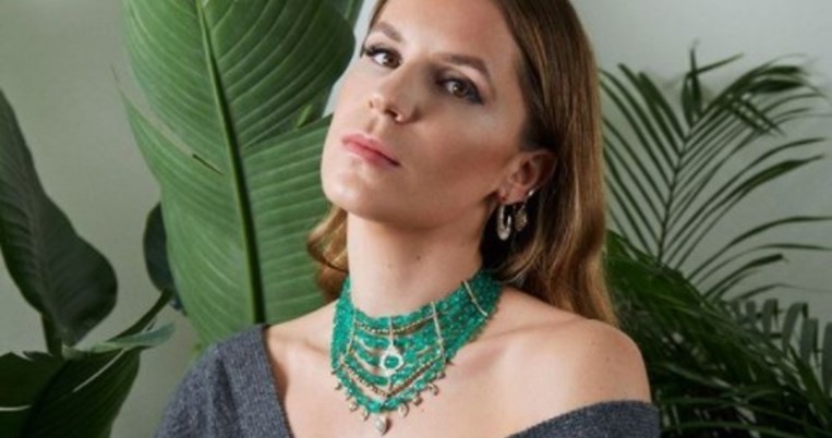 Στάιλινγκ στο σπίτι: Η Ευγενία Νιάρχου γιορτάζει τη μέρα της ντυμένη σαν Spice Girls των 90s