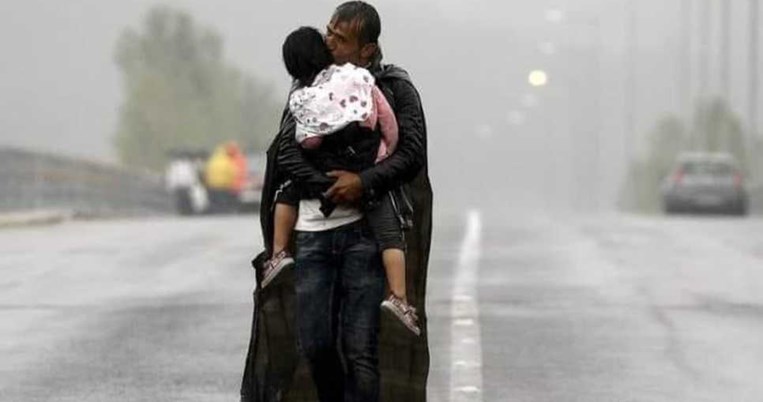 «Κανείς δεν αφήνει την πατρίδα του, εκτός αν είναι το στόμα ενός καρχαρία»: Ένα συγκλονιστικό ποίημα