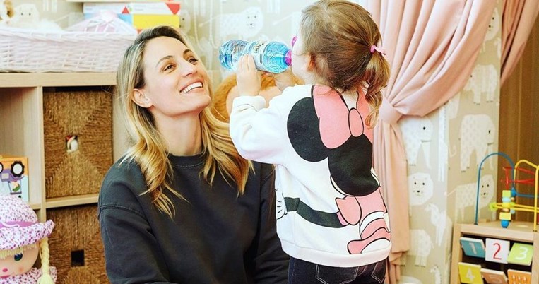 Ένα 2χρονο με πέδιλα τον χειμώνα: Η νέα, βγαλμένη απ’ τη ζωή ανάρτηση της Μελέτη για την κόρη της